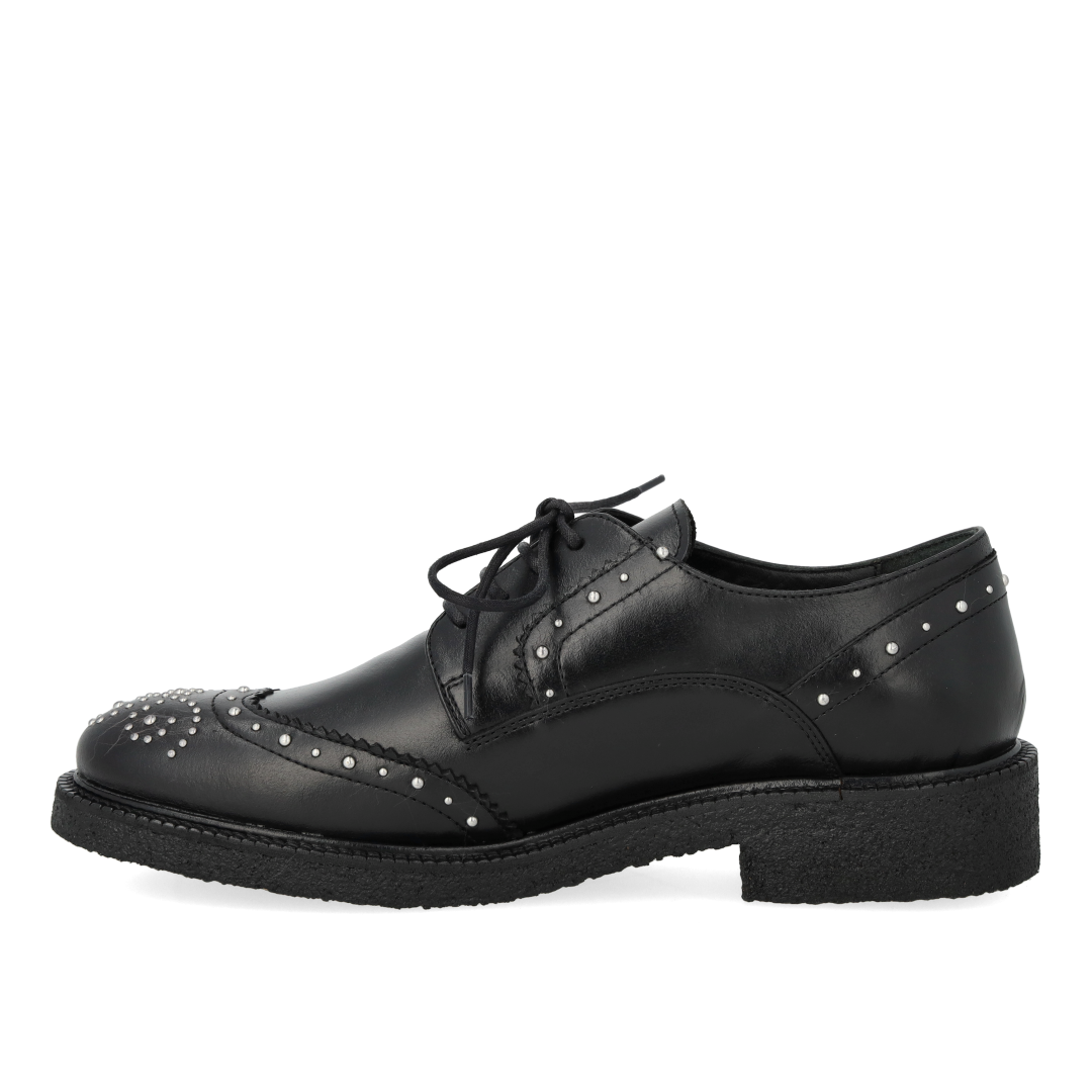 Klobige Schnürschuhe aus Leder mit dekorativen Nieten