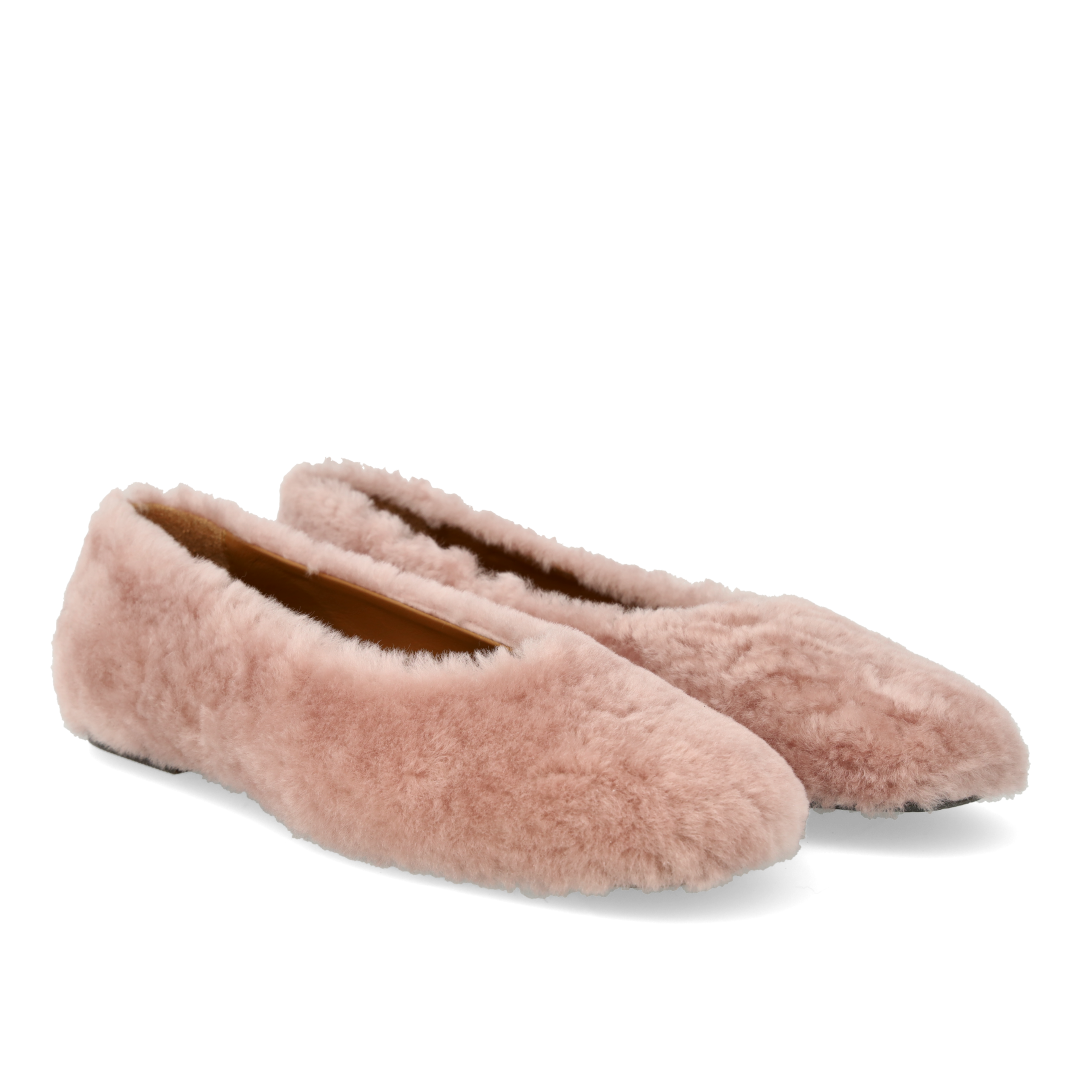 Ballerina in weichem Lammwollpelz