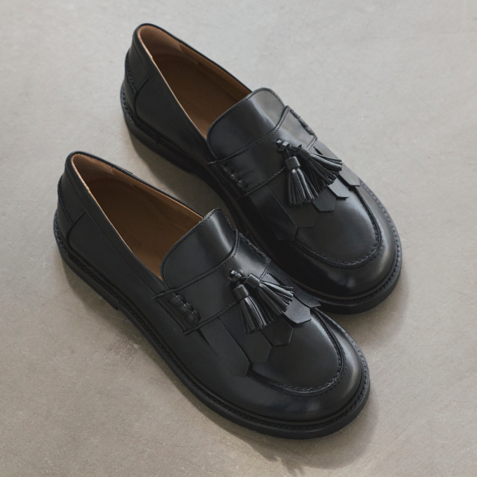 Breiter Loafer mit Fransen und Quastendetail