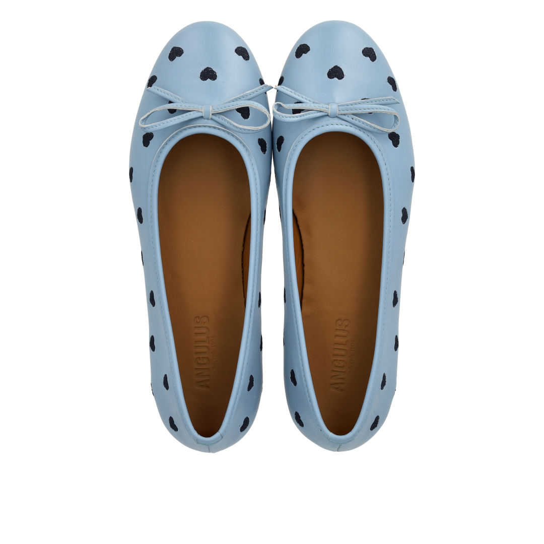 Ballerina mit kontrastierender Herzstickerei