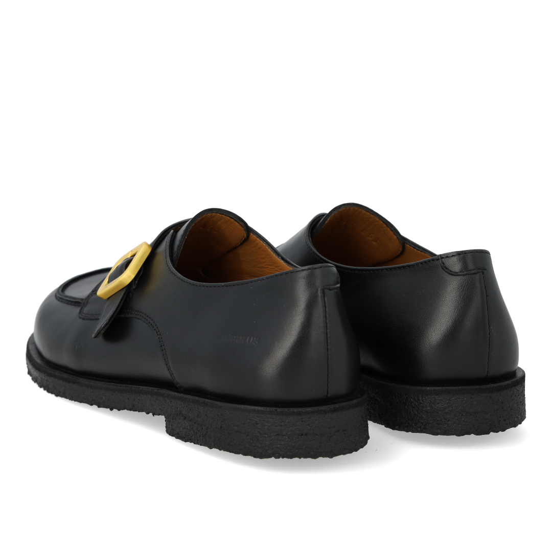 Schuhe mit Schnalle