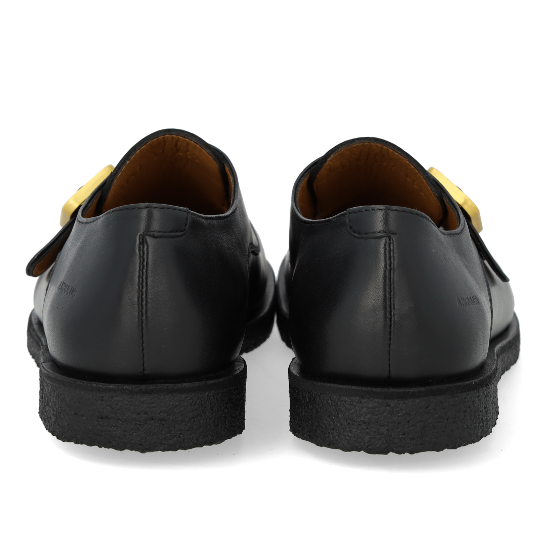 Schuhe mit Schnalle