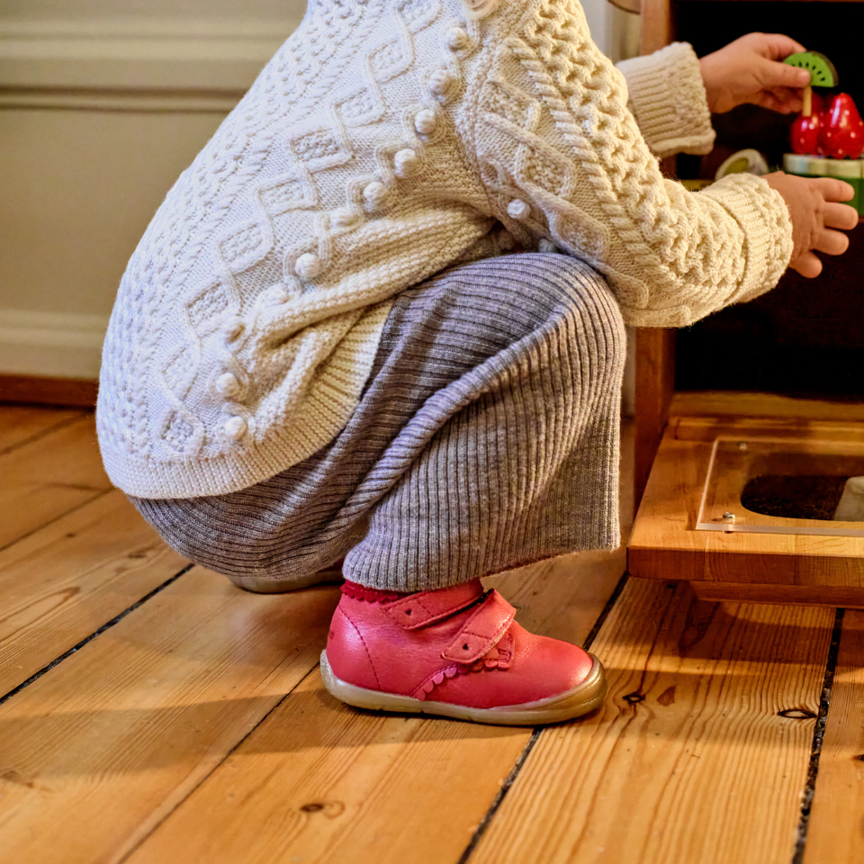 Der erste Schuh mit ausgeschnittenen Herzen
