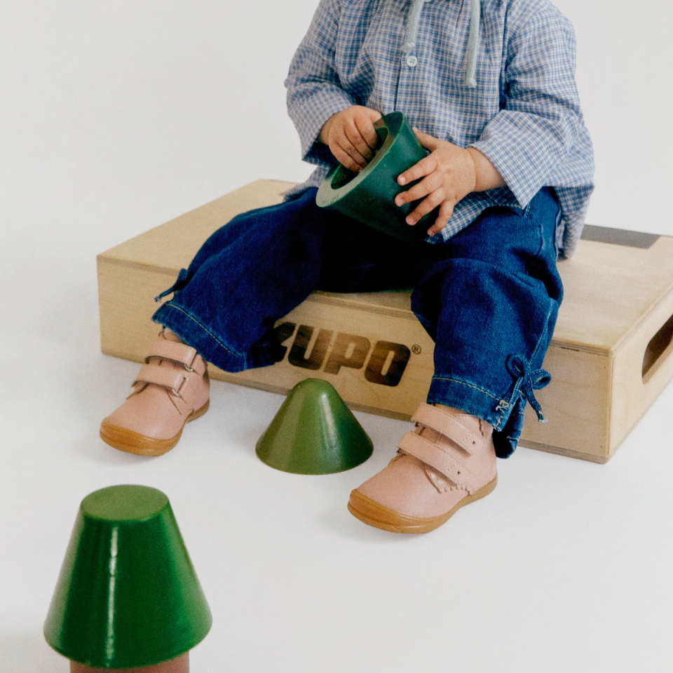 Der erste Schuh mit Cut-out-Herzen