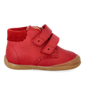 Der erste Schuh mit ausgeschnittenen Herzen