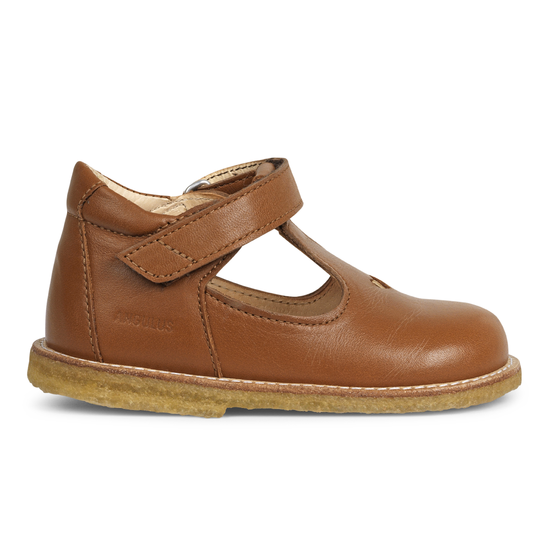 Klassischer Tüllschuh mit ausgestanztem Herzmotiv