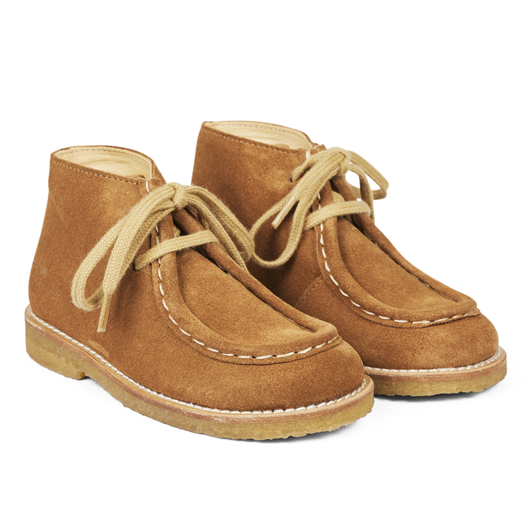 Schnürschuhe mit dekorativen Ziernähten