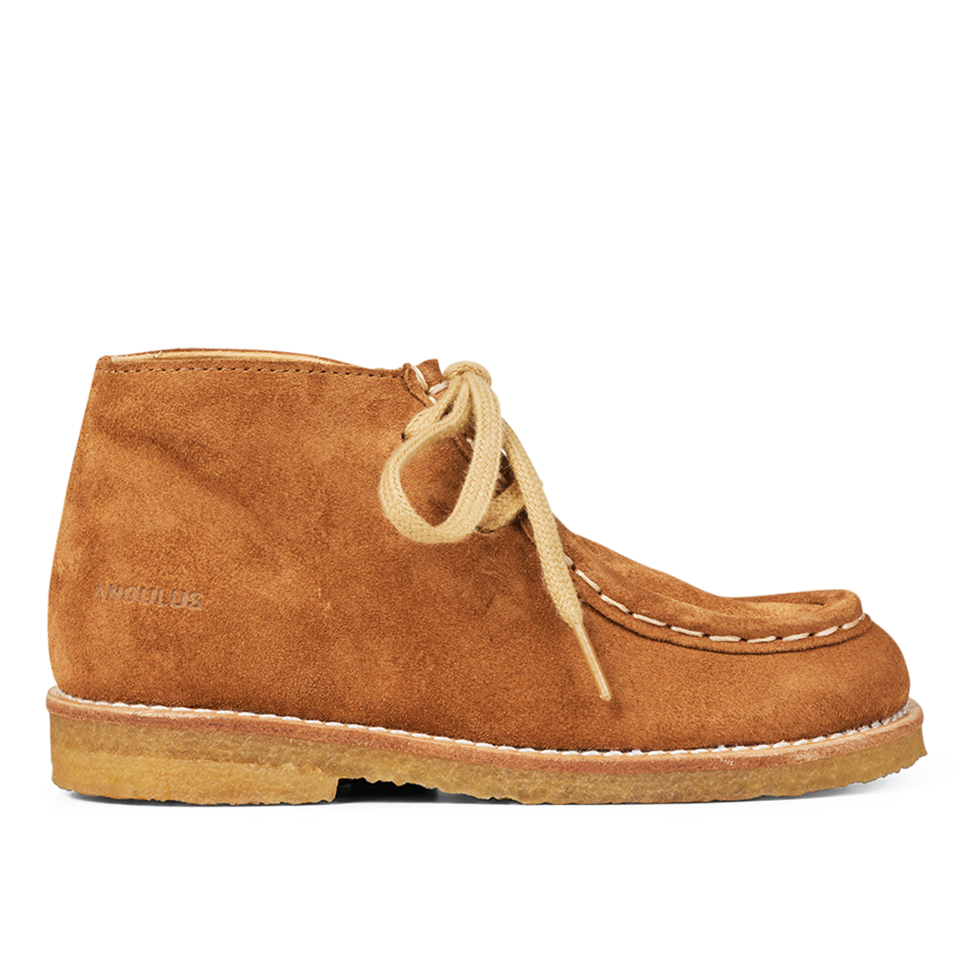 Schnürschuhe mit dekorativen Ziernähten
