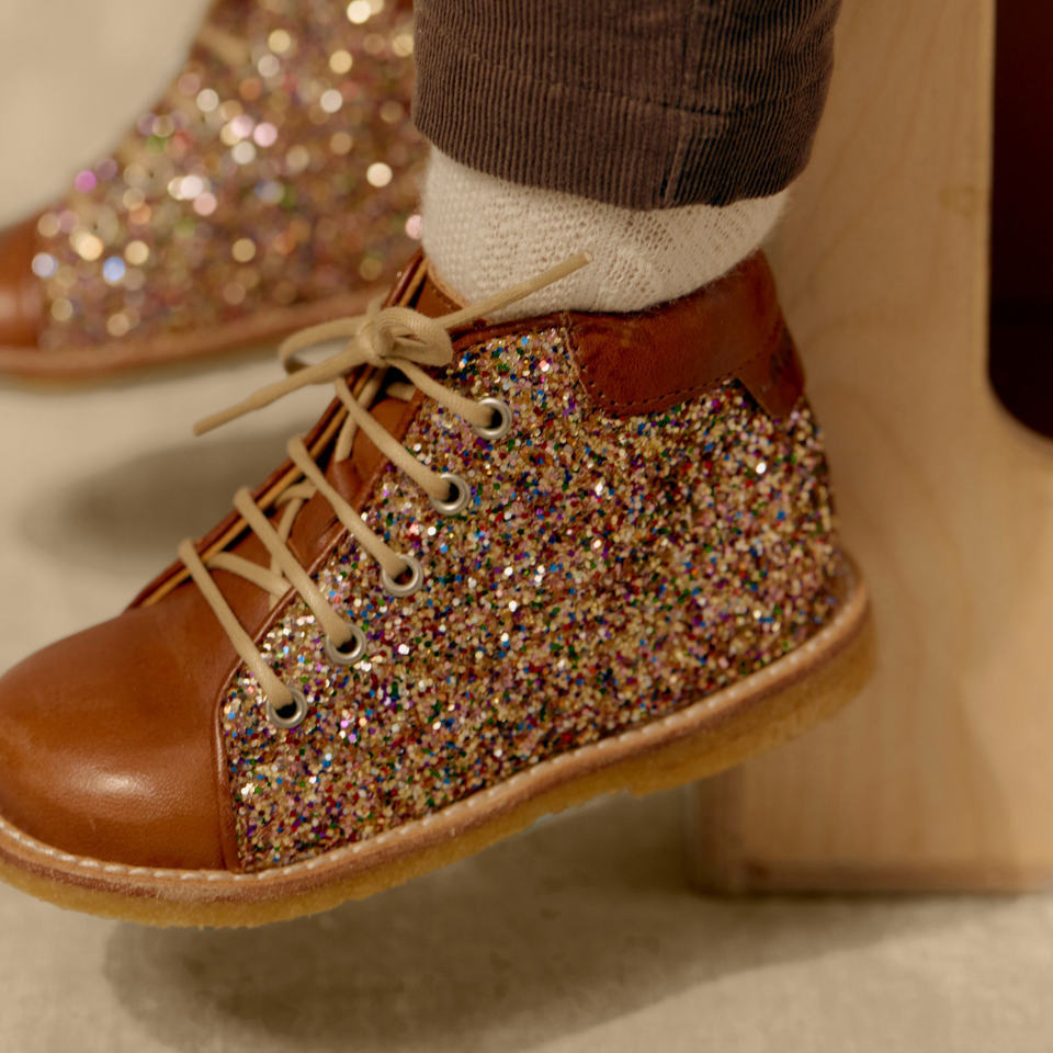 Klassische Schnürschuhe für Anfänger mit funkelndem Glitzer
