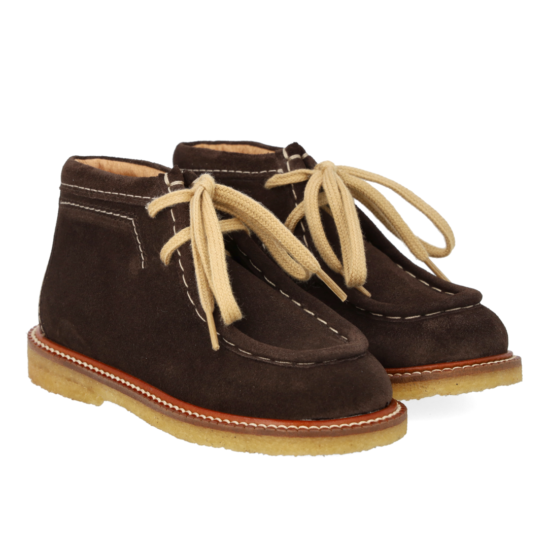 Schnürschuhe mit Kontrastnähten