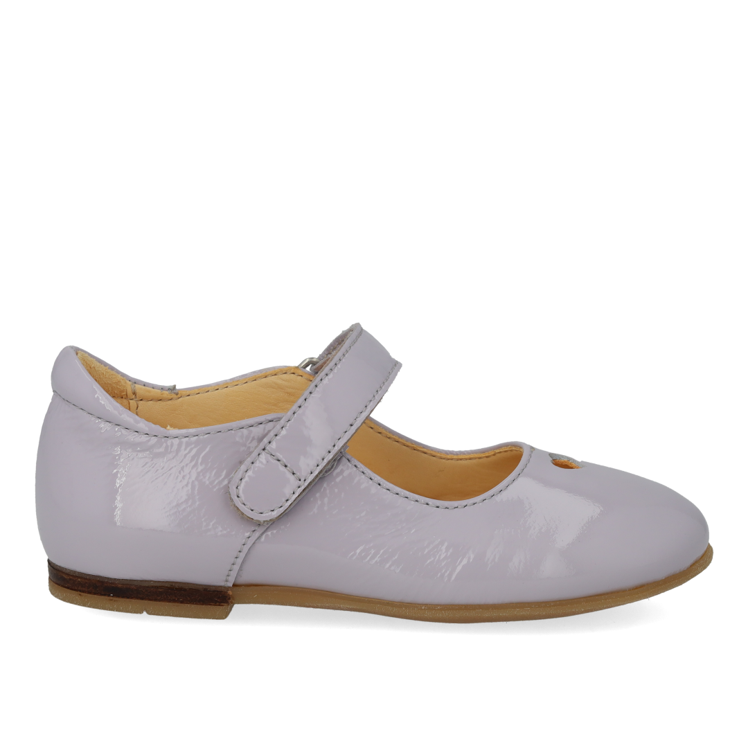 Ballerina mit ausgestanztem Herzmotiv