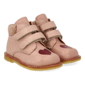 Anfängerschuhe mit ausgestanztem Kontrastherz