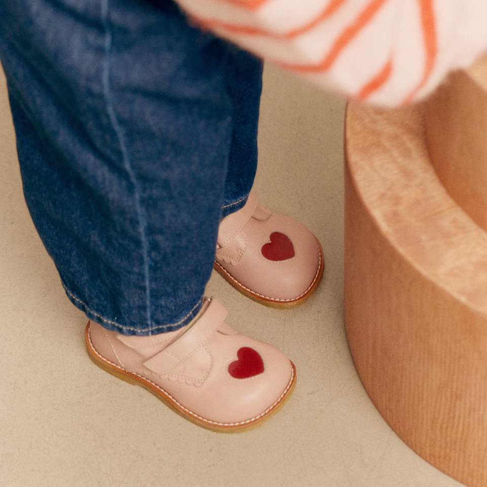 Anfängerschuhe mit ausgestanztem Kontrastherz