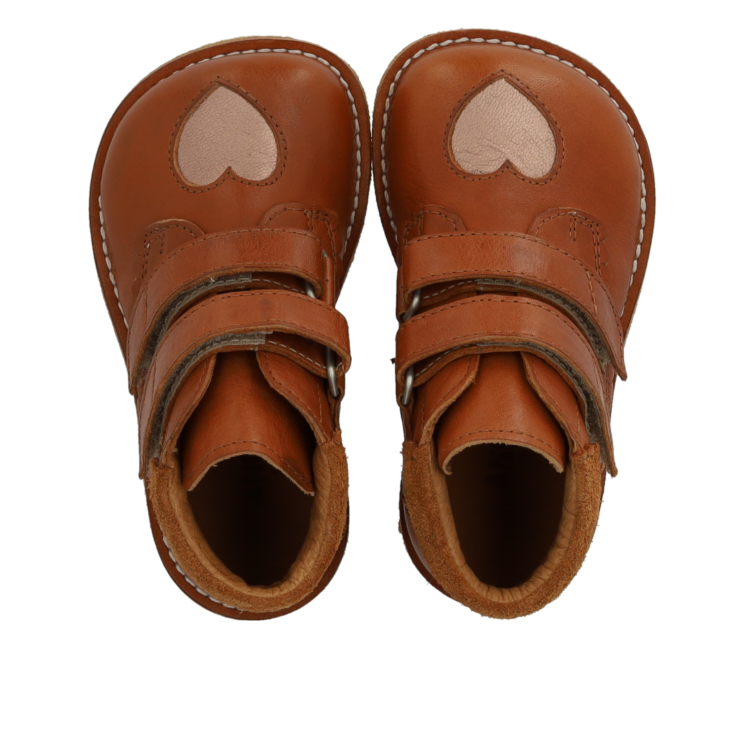 Anfängerschuhe mit ausgestanztem Kontrastherz