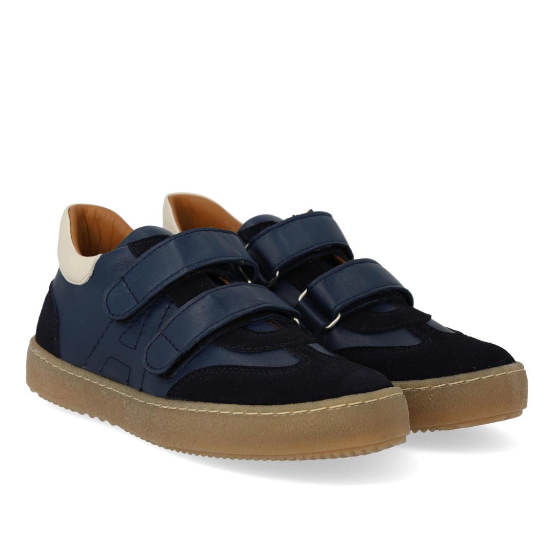 Sneaker im Court-Stil