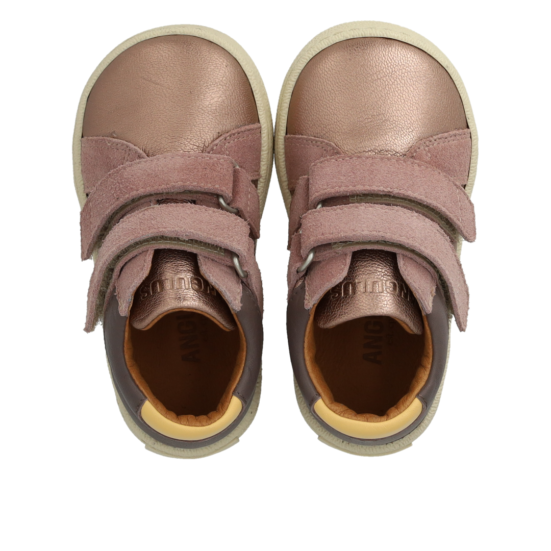 Mittelhoher Sneaker
