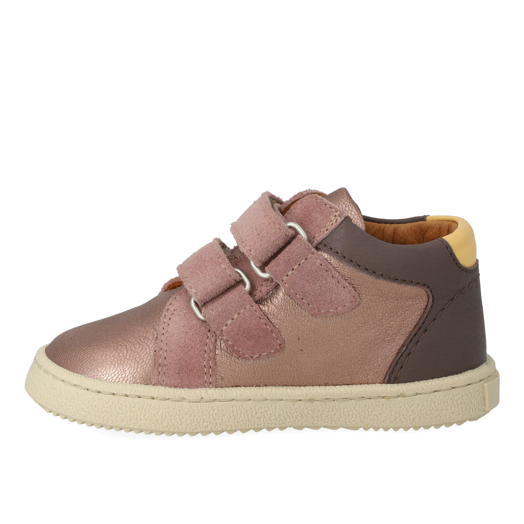 Mittelhoher Sneaker