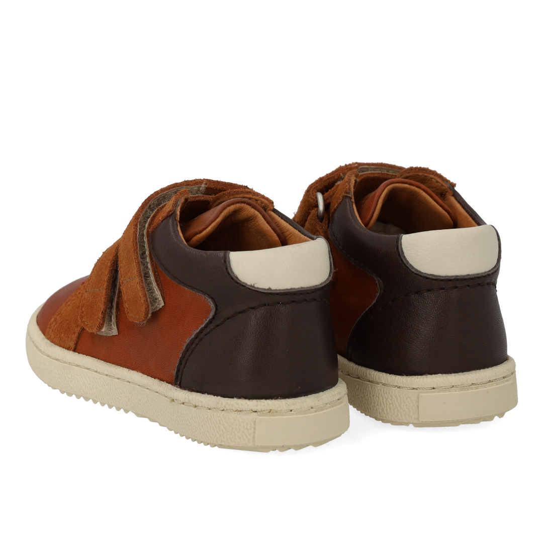 Mittelhoher Sneaker