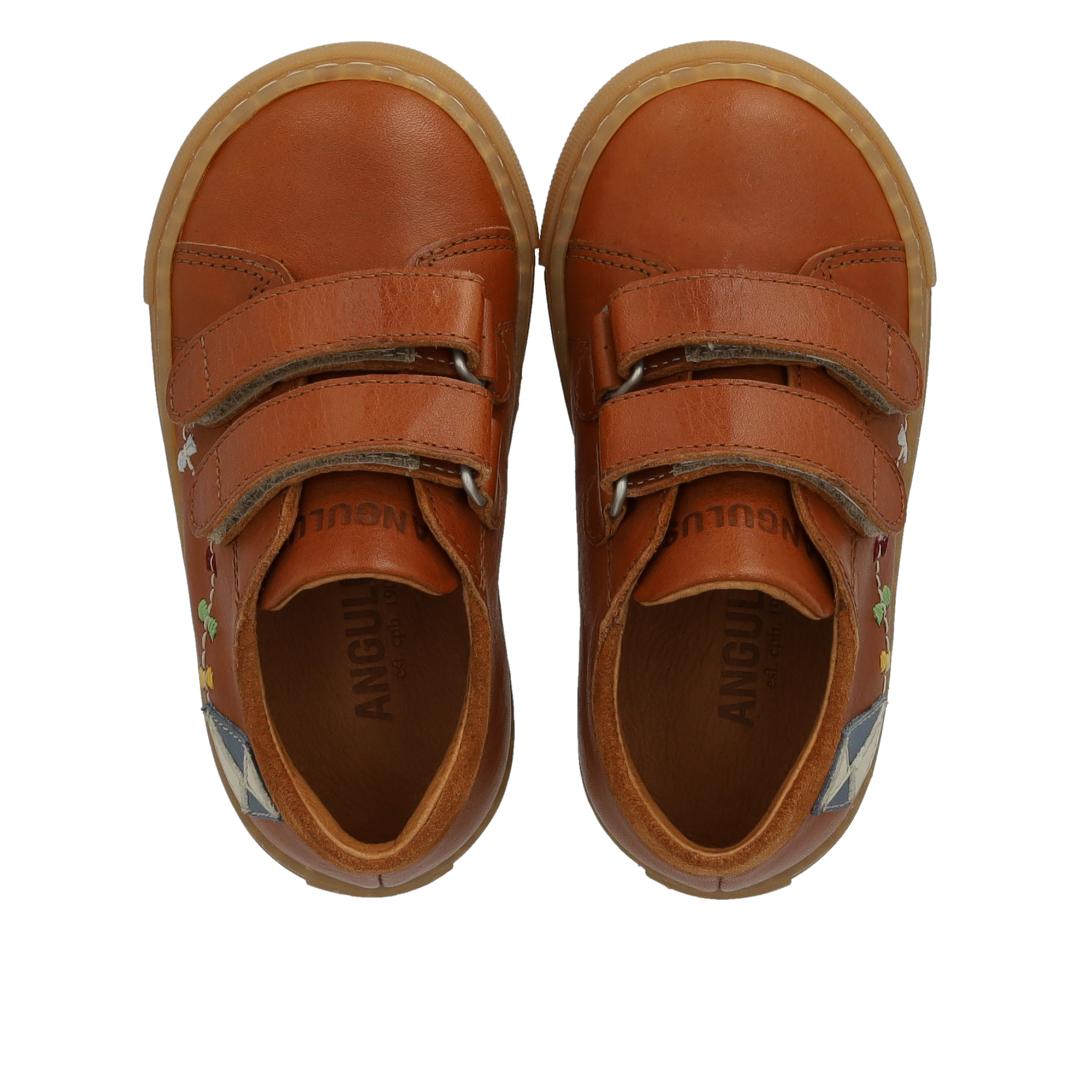 Sneaker mit Drachendetail