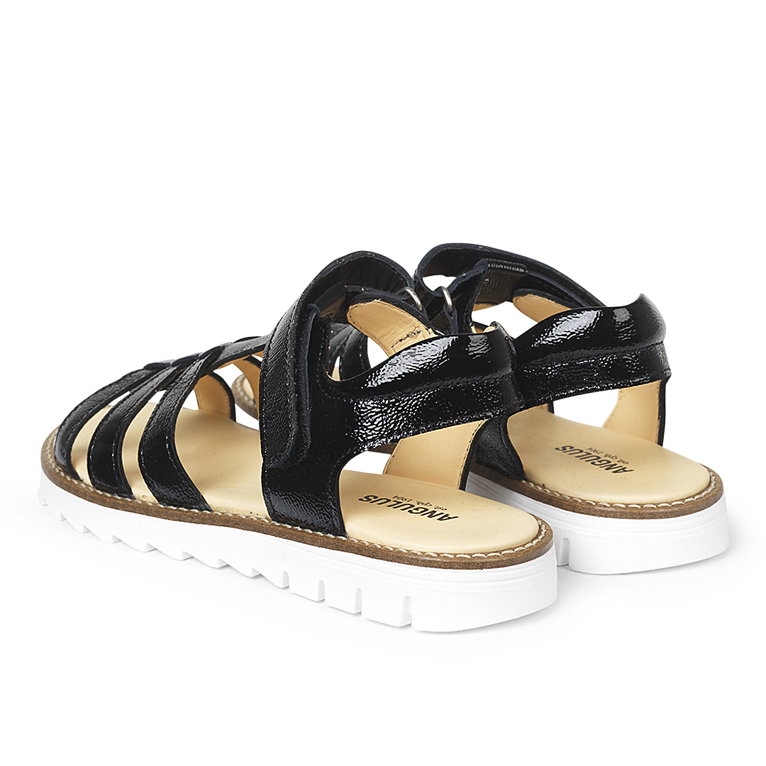 Sandale mit T-Riemen und Klettverschluss