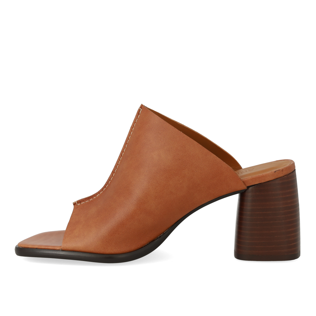 Mule mit skulpturalem Absatz
