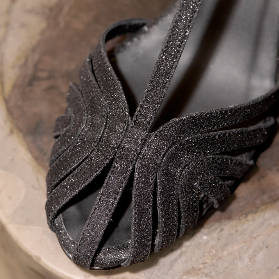 Glitzersandale mit hohem Absatz und organischem Frontdetail