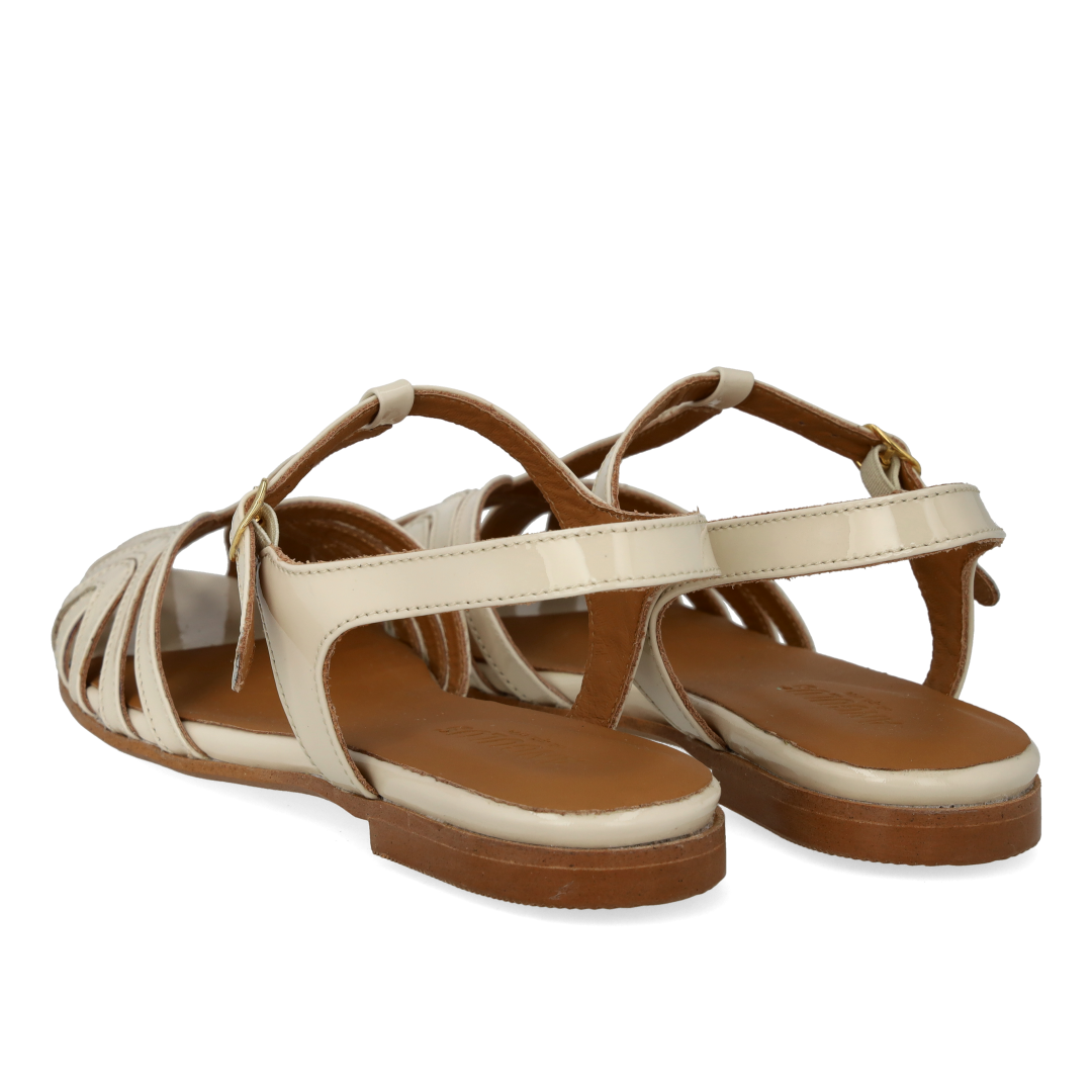 Flache Sandale mit schönem organischem Frontdetail