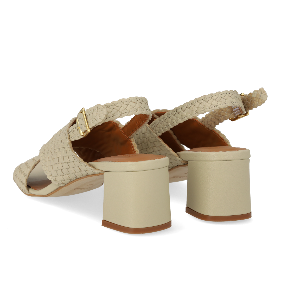 Hohe Sandale mit überkreuzten Riemen aus handgeflochtenem Leder
