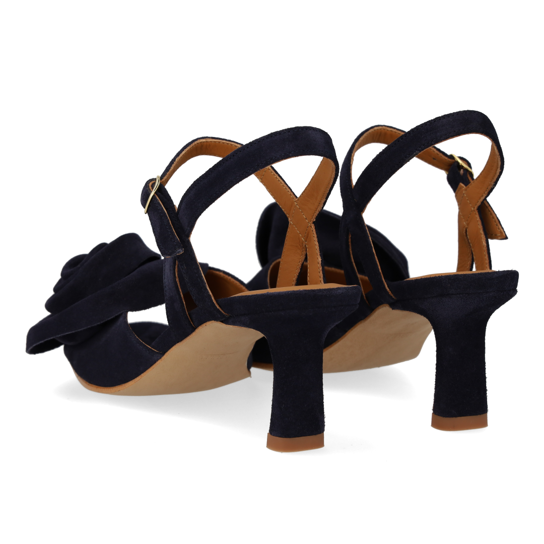 Hochhackige Sandale mit voluminösem Rosendetail