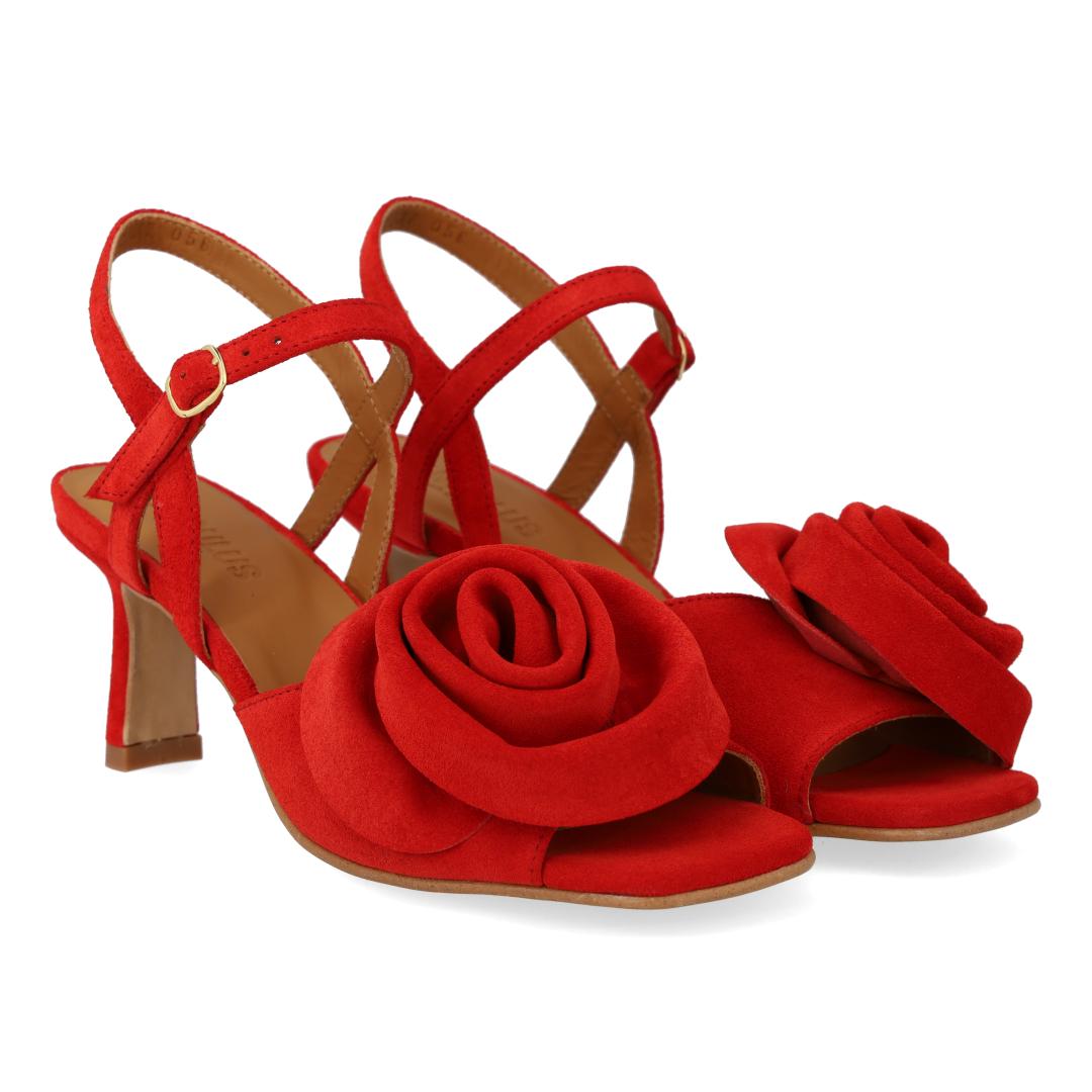 Hochhackige Sandale mit voluminösem Rosendetail