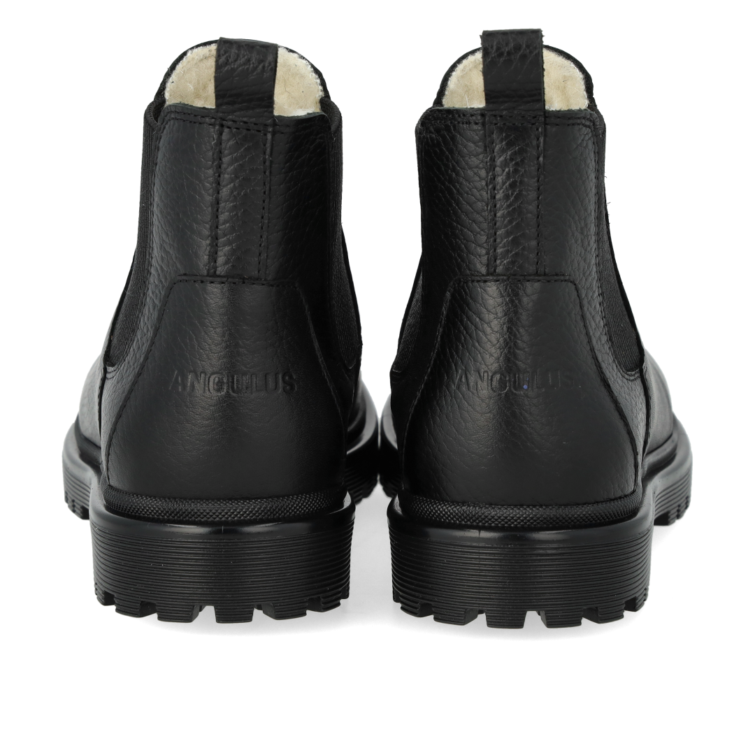 Stiefel mit Profilsohle und Wollfutter