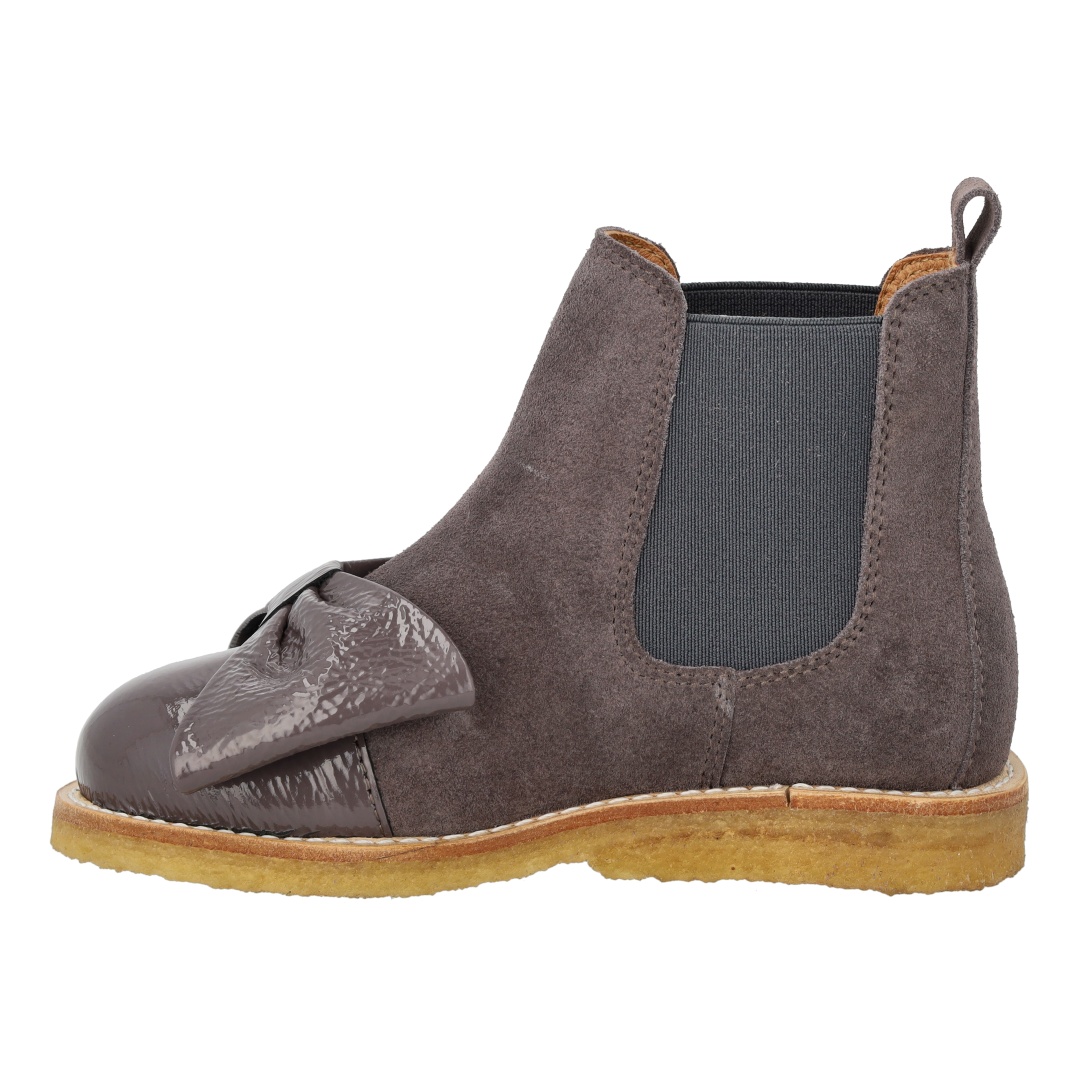 Chelsea-Stiefel mit Lackkappe und Schleife