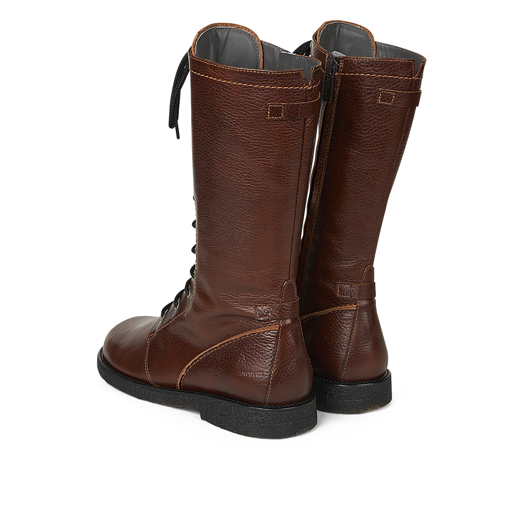 Stiefel mit Schnürung und weiter Passform