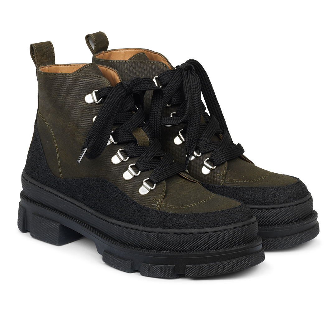 Schnürstiefel