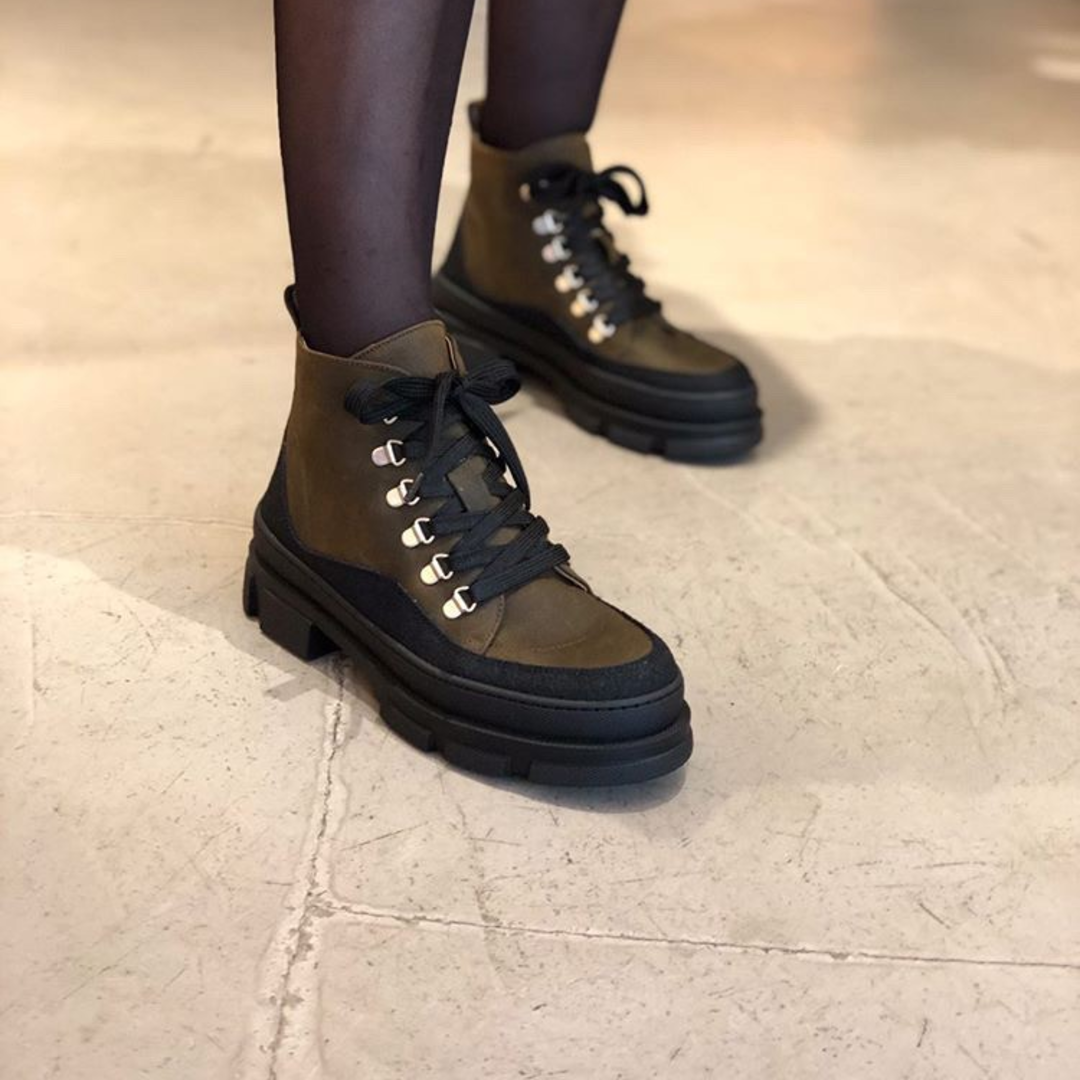 Schnürstiefel