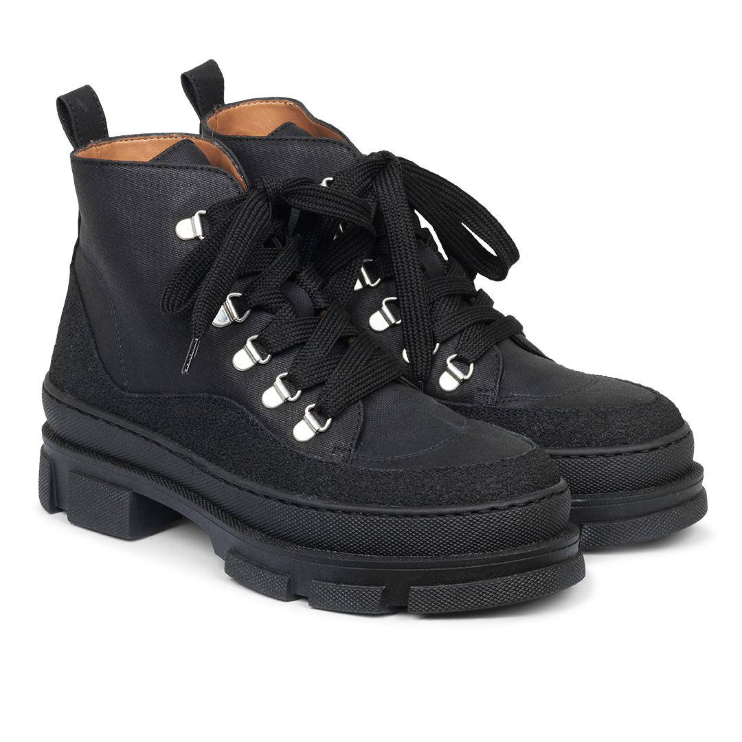 Schnürstiefel