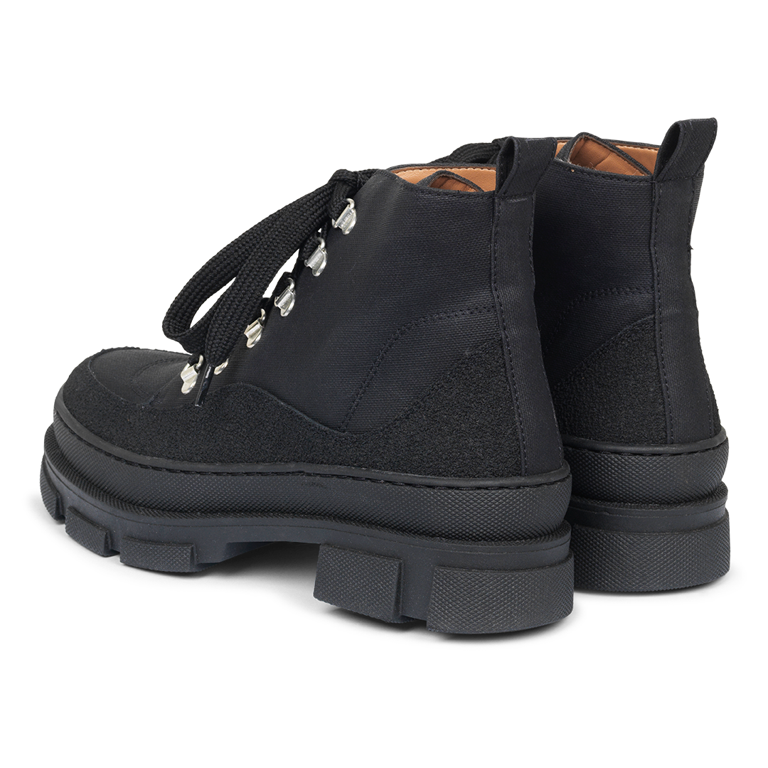Schnürstiefel