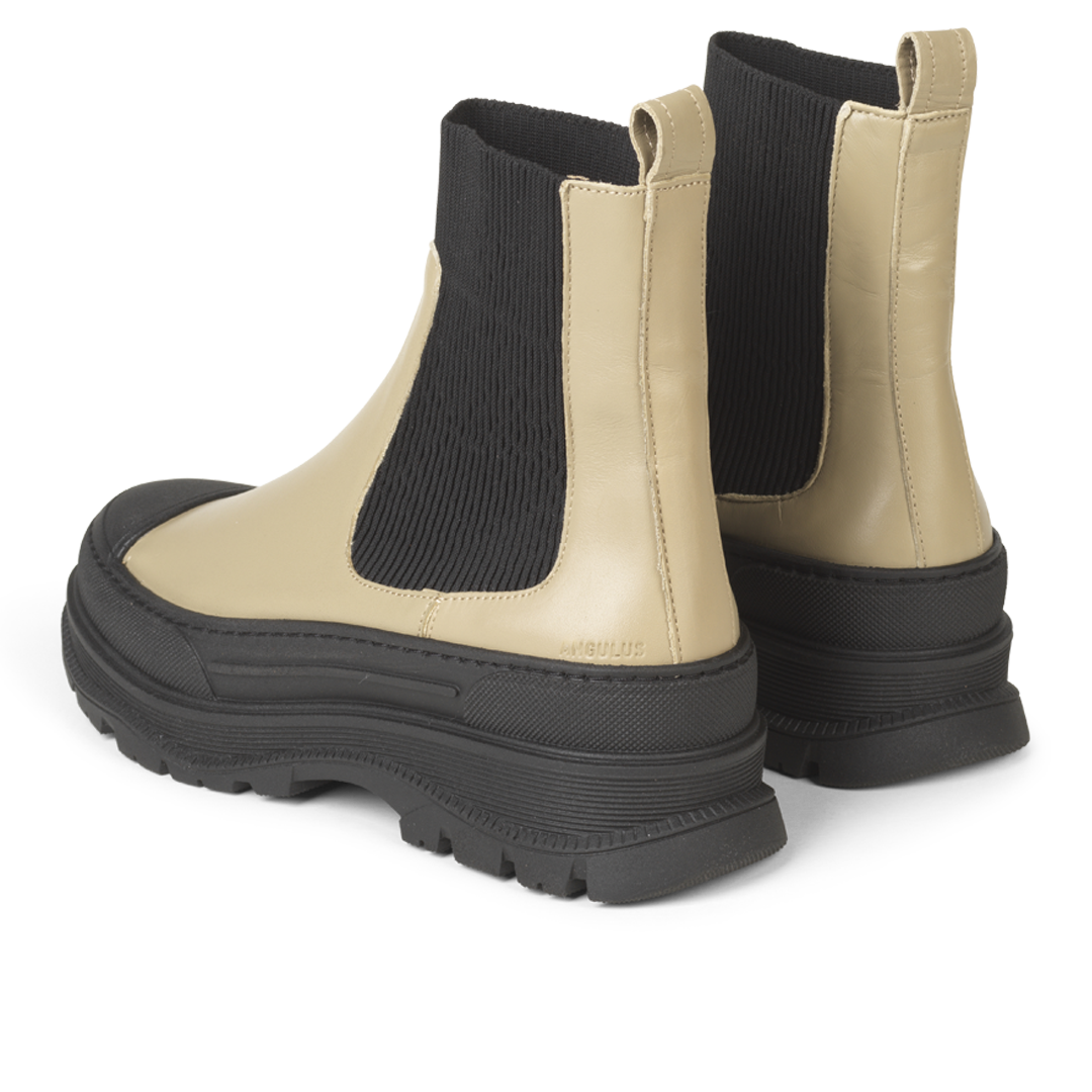 Stiefel mit Gummizug