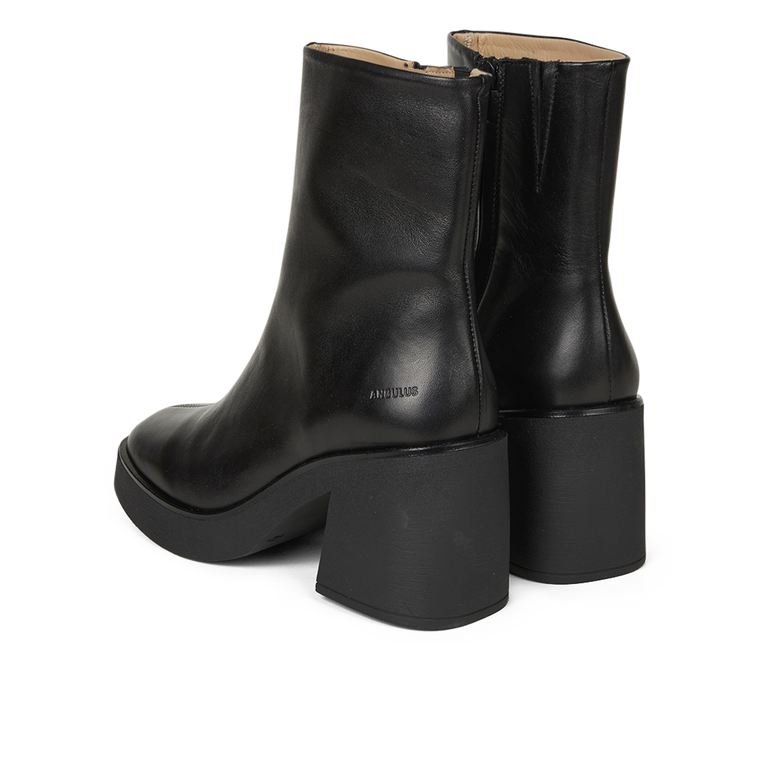 Skulpturale Lederstiefelette
