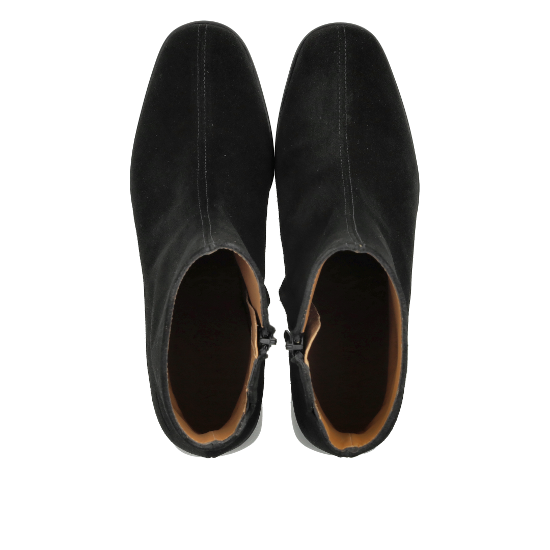 Stiefelette mit skulpturalem schwarzen Holzabsatz
