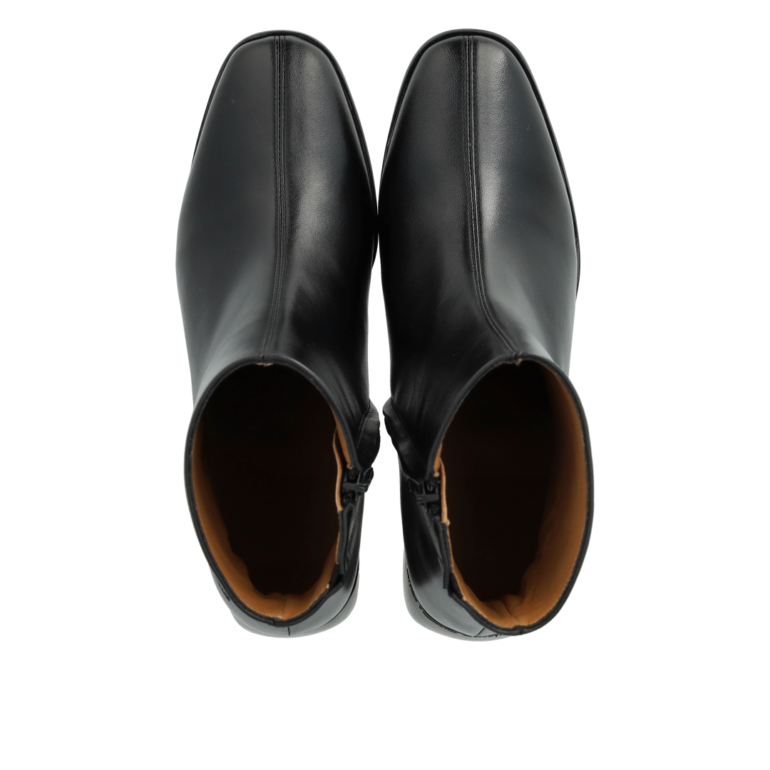 Stiefelette mit skulpturalem schwarzen Holzabsatz