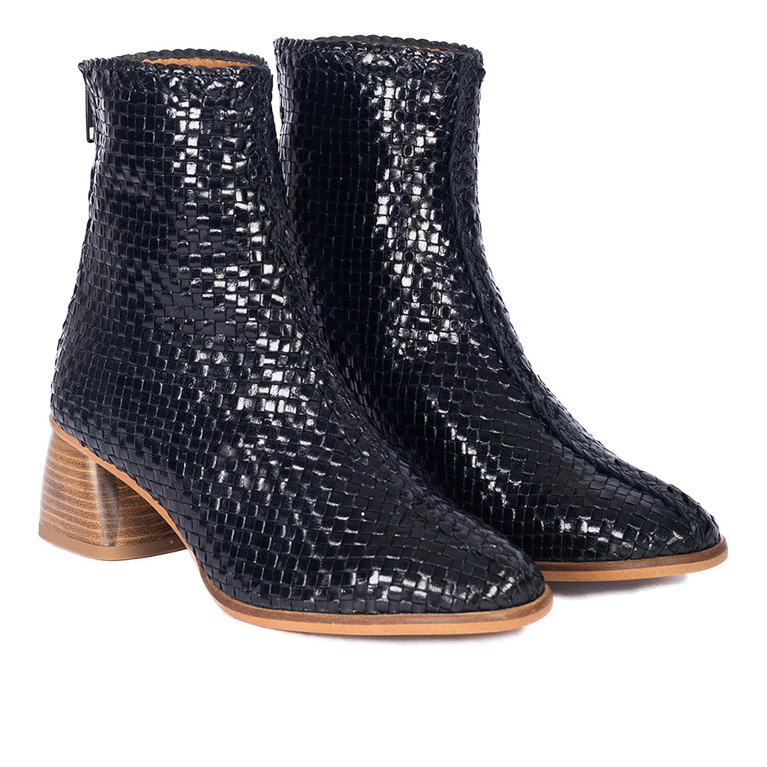 Handgeflochtene Lederstiefelette mit skulpturalem Blockabsatz