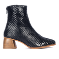 Handgeflochtene Lederstiefelette mit skulpturalem Blockabsatz