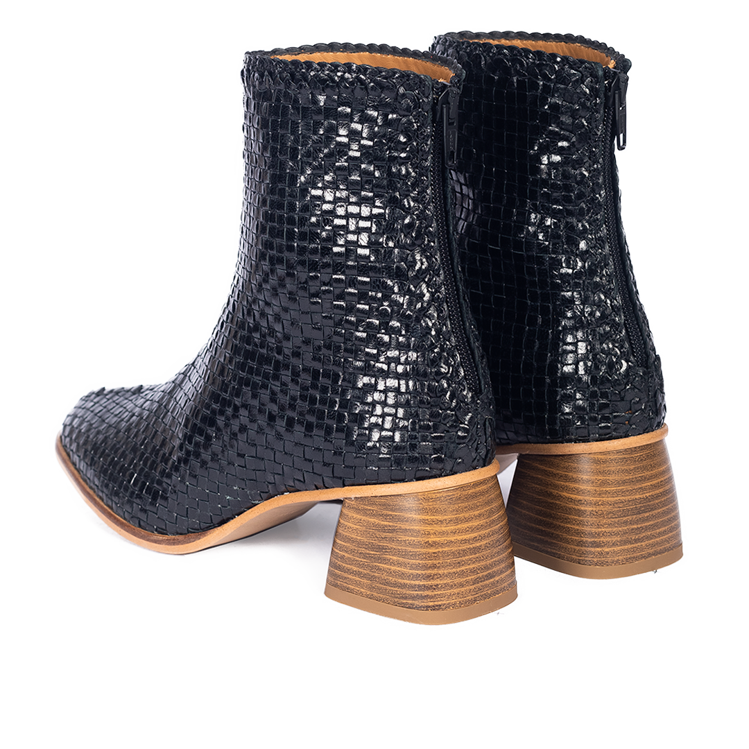 Handgeflochtene Lederstiefelette mit skulpturalem Blockabsatz