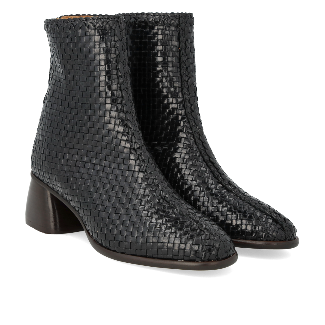Handgeflochtene Lederstiefelette mit skulpturalem Blockabsatz
