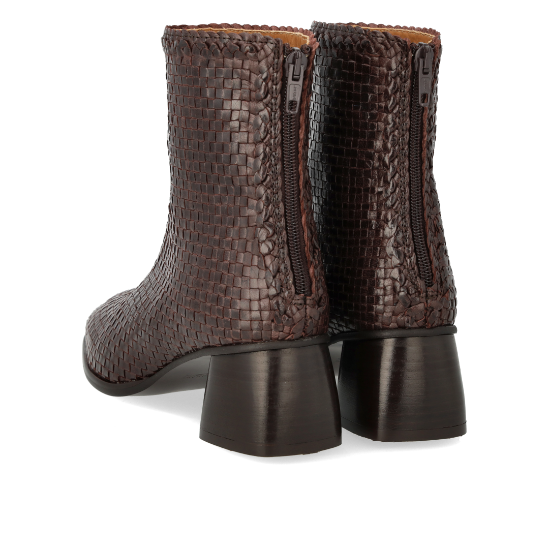 Handgeflochtene Lederstiefelette mit skulpturalem Blockabsatz