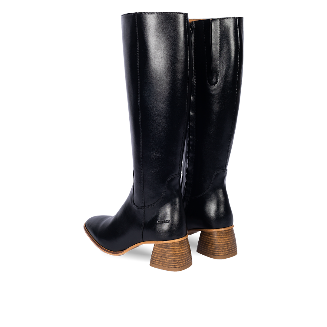 Stiefel mit langem Schaft und skulpturalem Blockabsatz