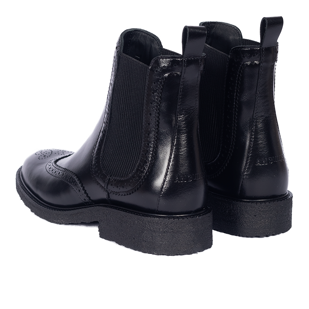 Stiefel mit dekorativem Brogue-Lochmuster