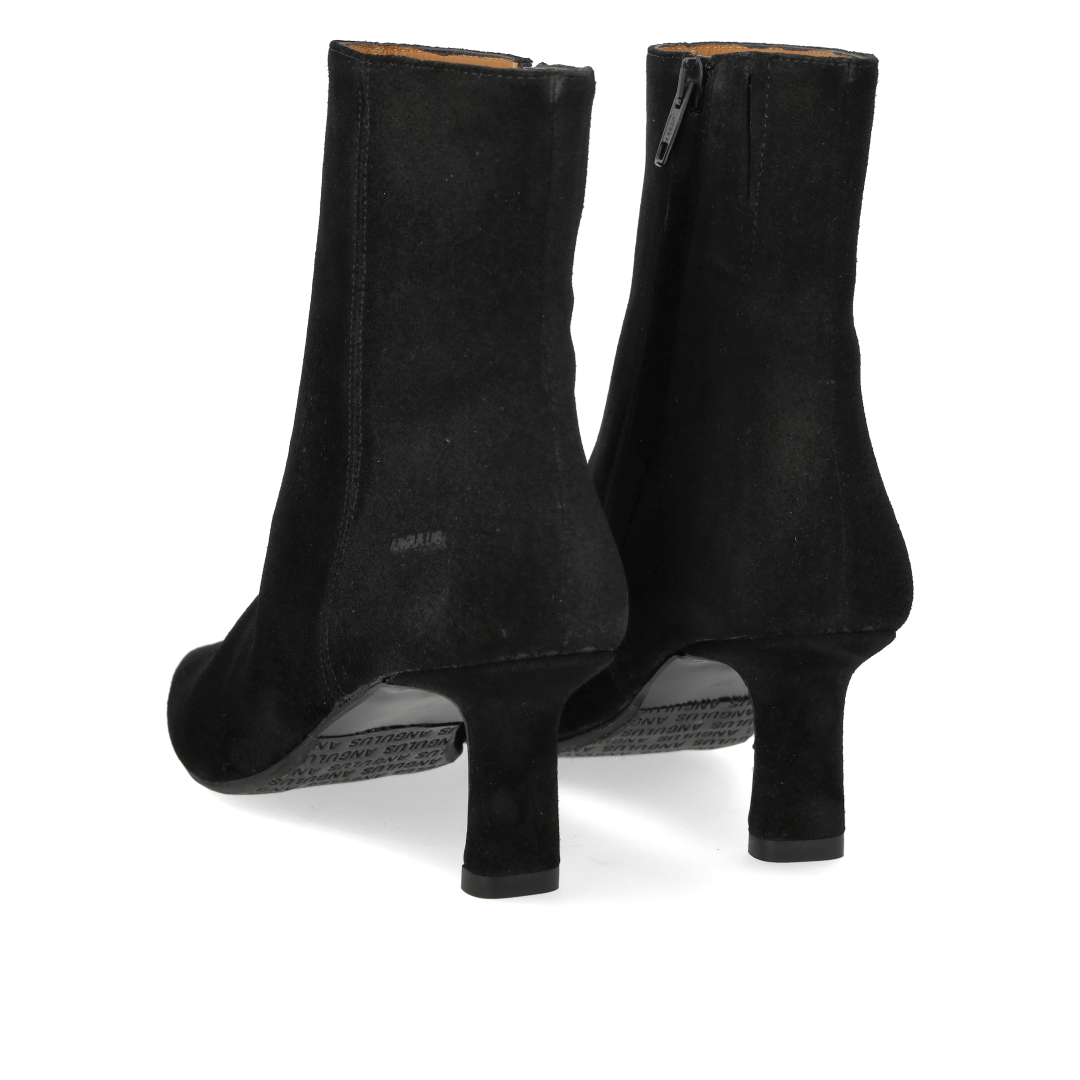 Skulpturaler Stiefel mit spitzer Spitze