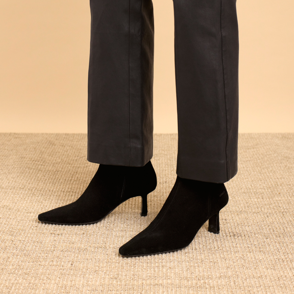 Skulpturaler Stiefel mit spitzer Spitze